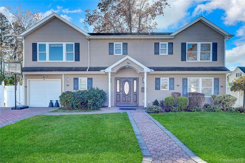 Photo of 2 Bluebird Dr Dr, Syosset, NY 11791 (MLS # 933448)