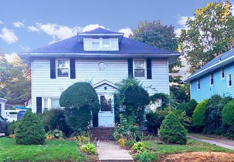 Photo of 65 Lakeside Drive, Rockville Centre, NY 11570 (MLS # 922606) Photo of 65 Lakeside Drive, Rockville Centre, NY 11570 (MLS # 922606)