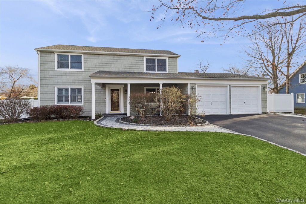 Photo of 11 Pembrook Drive, Stony Brook, NY 11790 (MLS # 927068)
