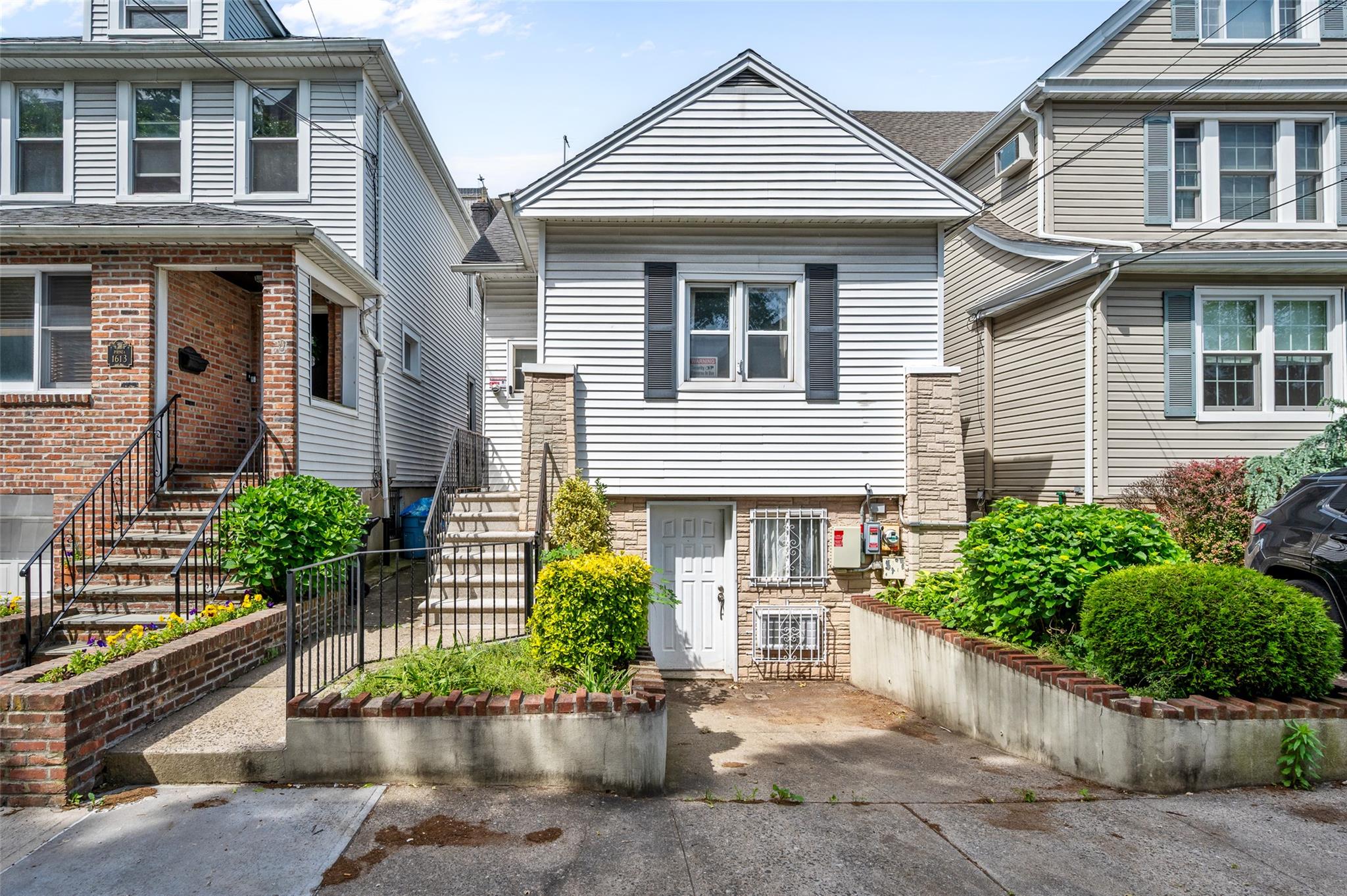 Mahan Avenue, Bronx, New York - 3 Bedrooms  
2 Bathrooms  
8 Rooms - 
