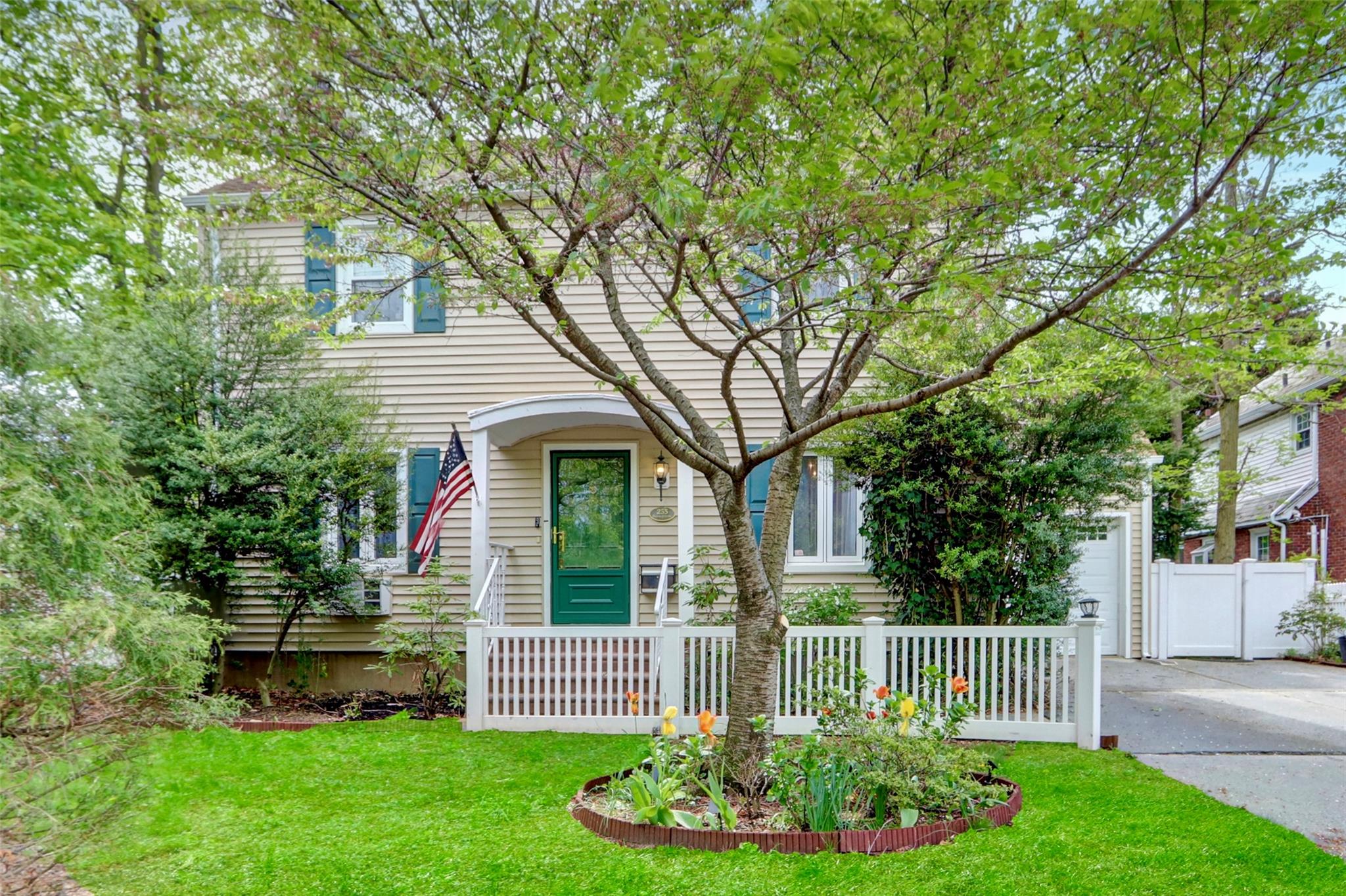 255 Ocean Avenue, Malverne, New York image 4