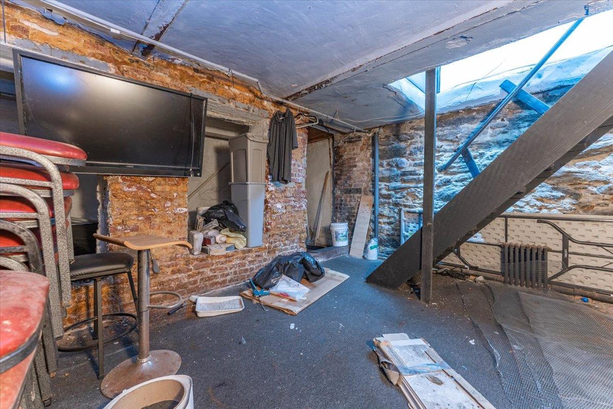 279 Pleasant Avenue South Commercial