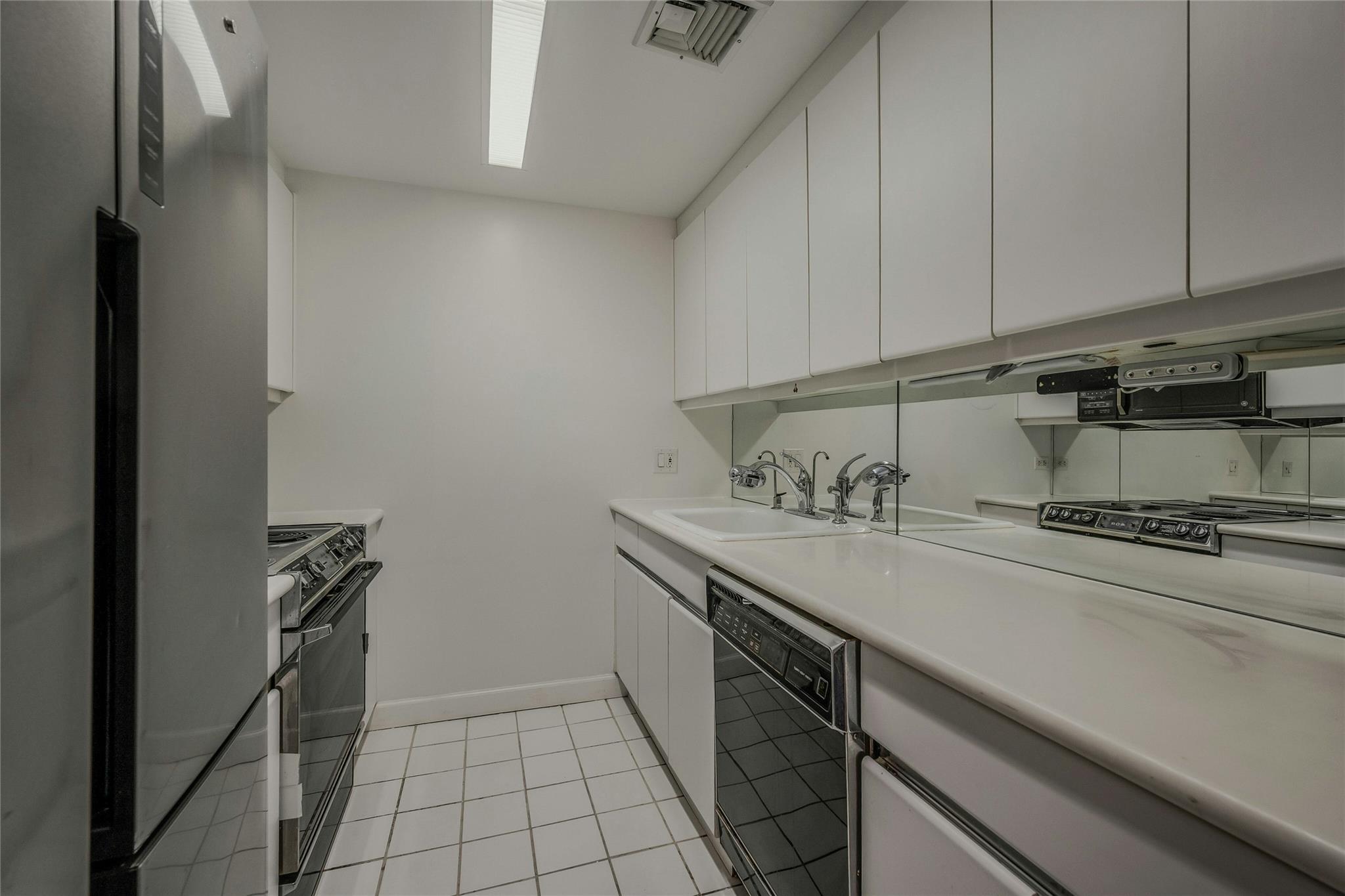 100 Hilton Avenue #M9, Garden City, New York image 11