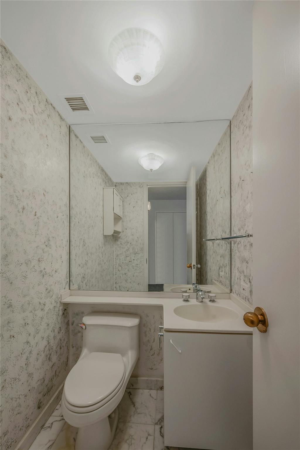 100 Hilton Avenue #M9, Garden City, New York image 6