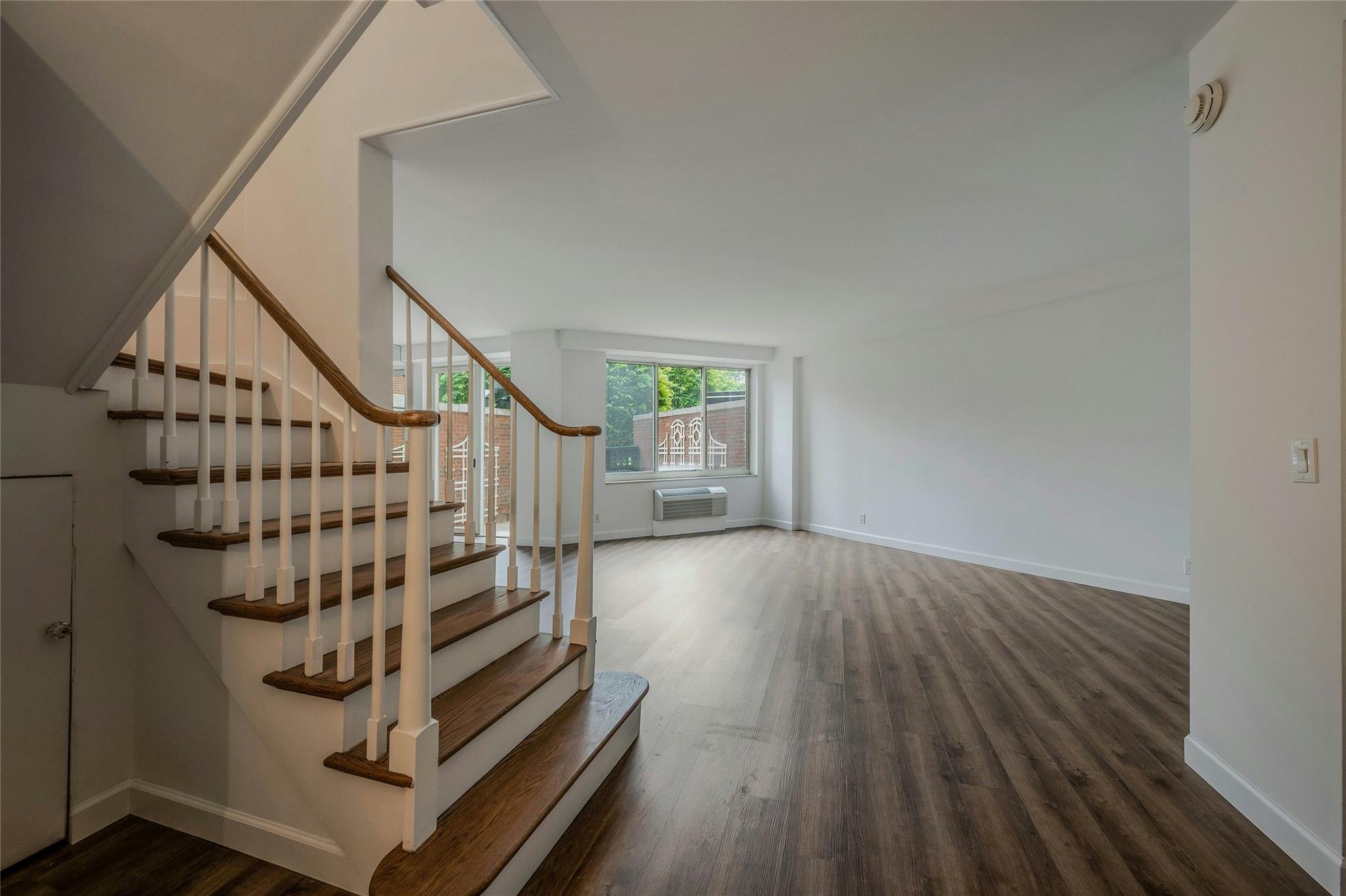 100 Hilton Avenue #M9, Garden City, New York image 2