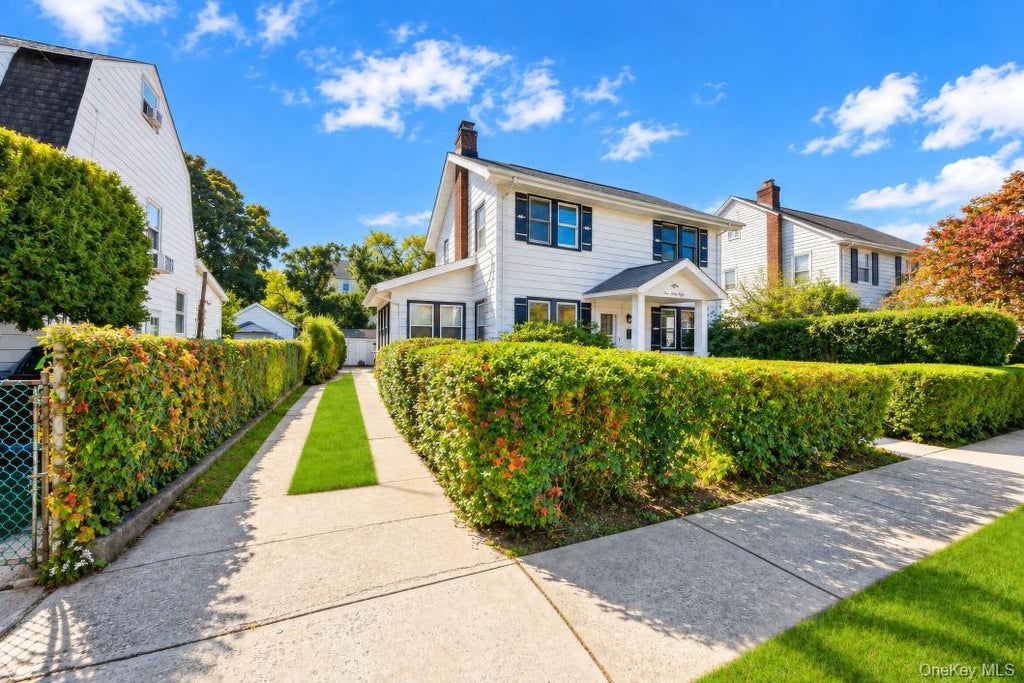 Photo of 138 Morsemere Avenue, Yonkers, NY 10703 (MLS # 1061738)