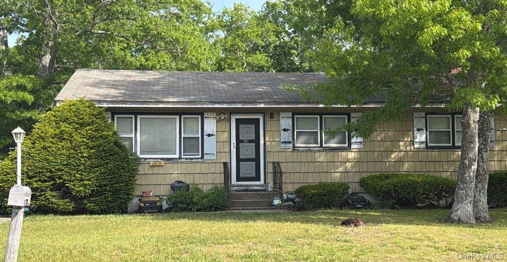 Photo of 24 Hinda Boulevard, Riverhead, NY 11901 (MLS # 1063666)