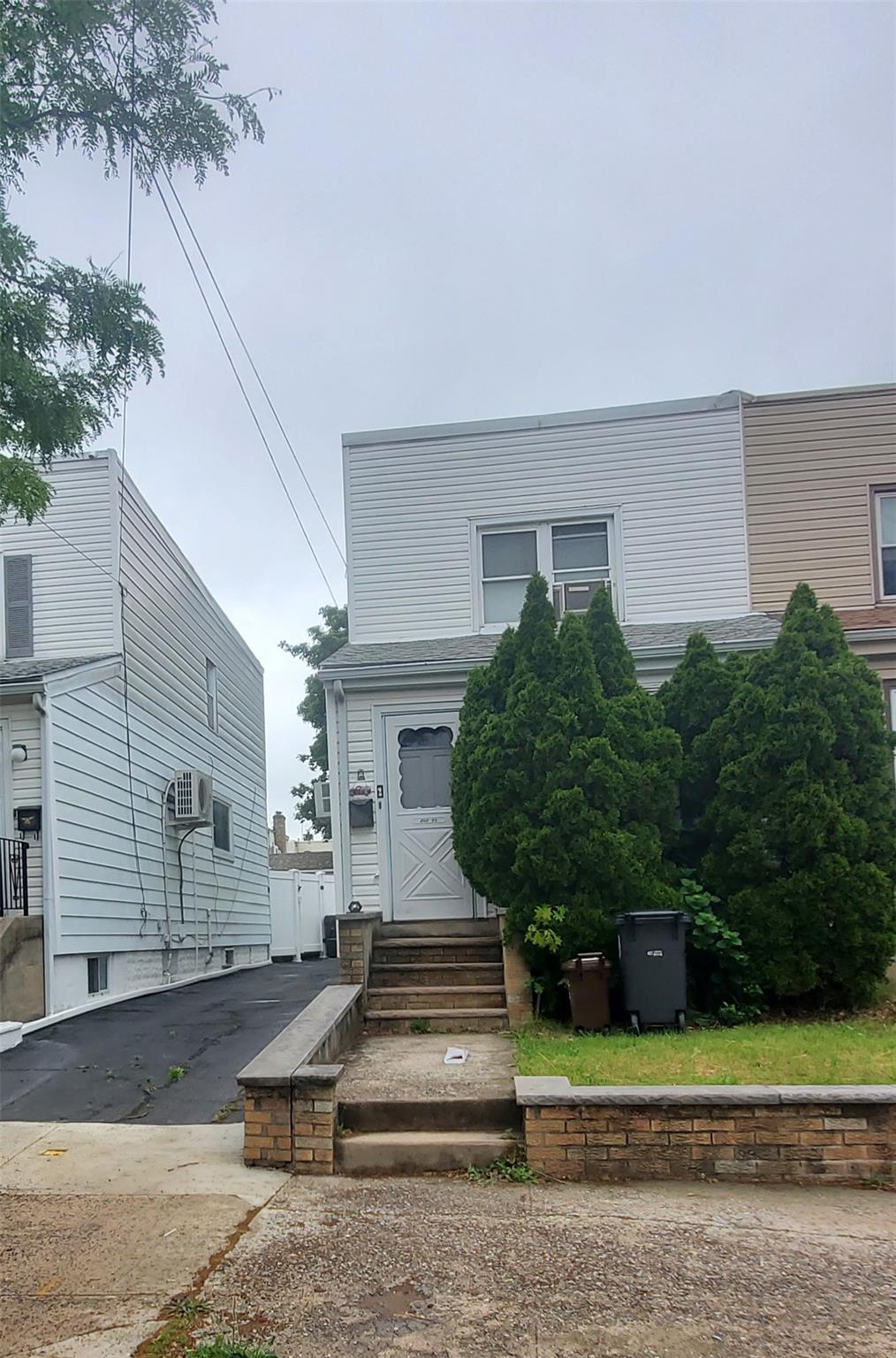 33 Avenue, Bayside, Queens, NY - 3 Bedrooms  
1 Bathrooms  
6 Rooms - 