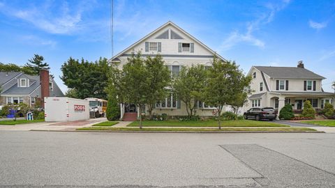 Photo of 6 Windsor Place, Lynbrook, NY 11563 (MLS # 898067)
