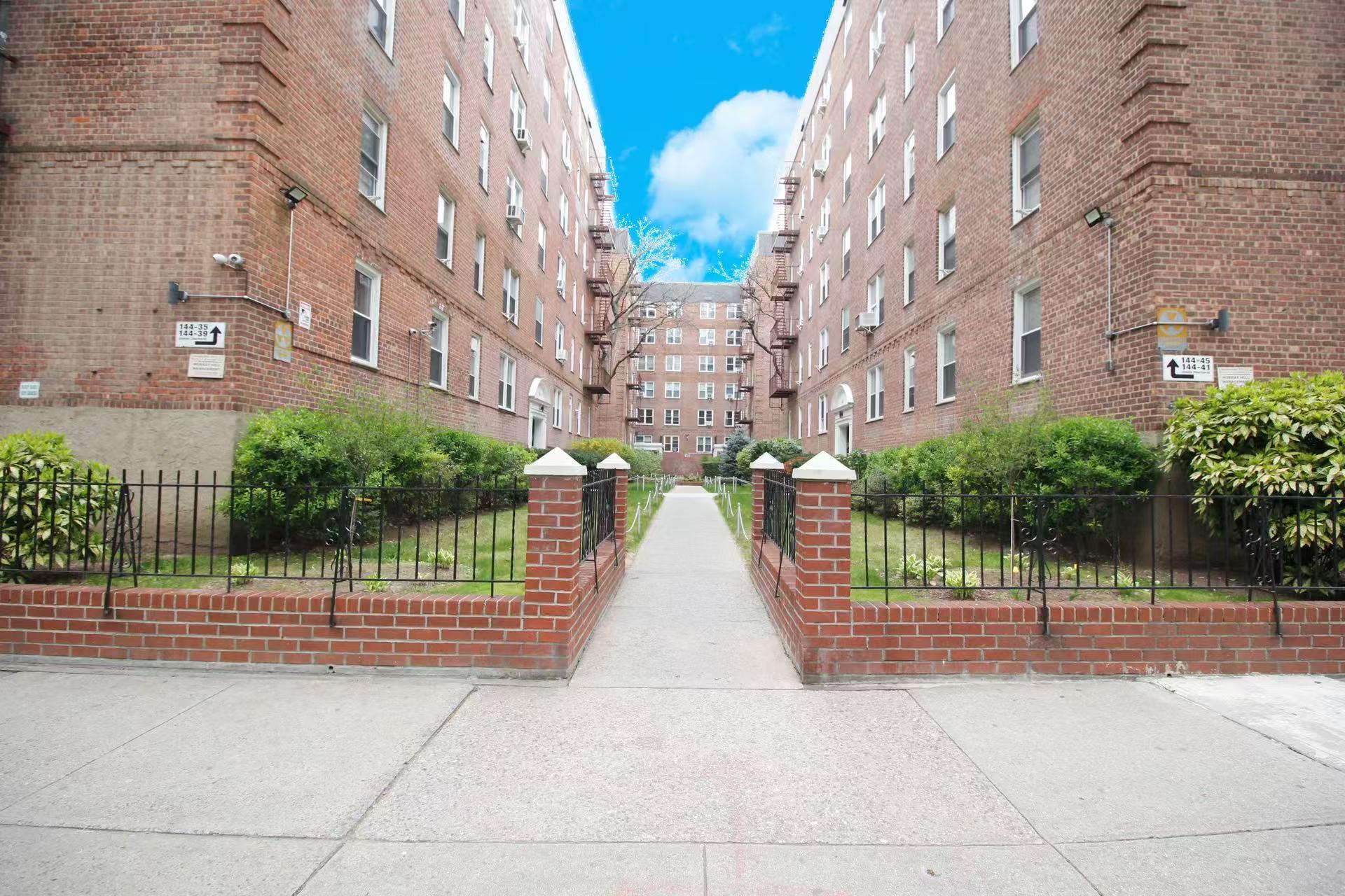 Property for Sale at Sanford Ave Ave 6A, Flushing, Queens, NY - Bedrooms: 2 
Bathrooms: 1 
Rooms: 5  - $428,000