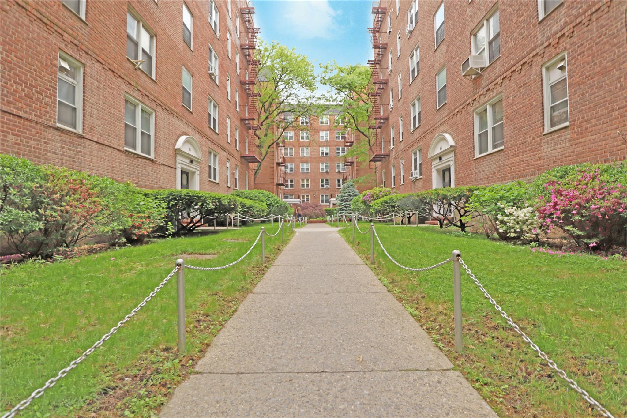 Property for Sale at Sanford Ave Ave 6A, Flushing, Queens, NY - Bedrooms: 2 
Bathrooms: 1 
Rooms: 5  - $428,000