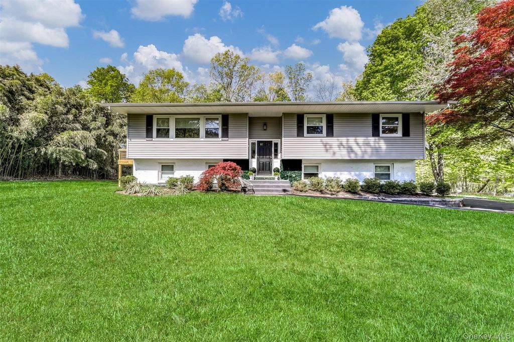 Photo of 27 Hidden Valley Drive, Suffern, NY 10901 (MLS # 995267)