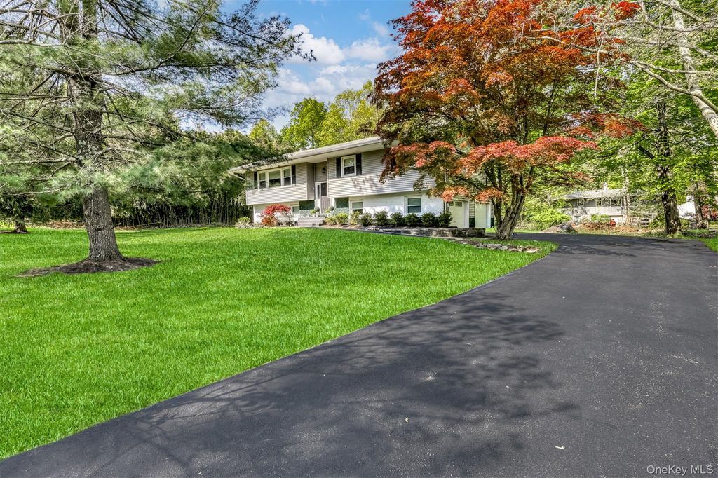 Photo of 27 Hidden Valley Drive, Suffern, NY 10901 (MLS # 995267)