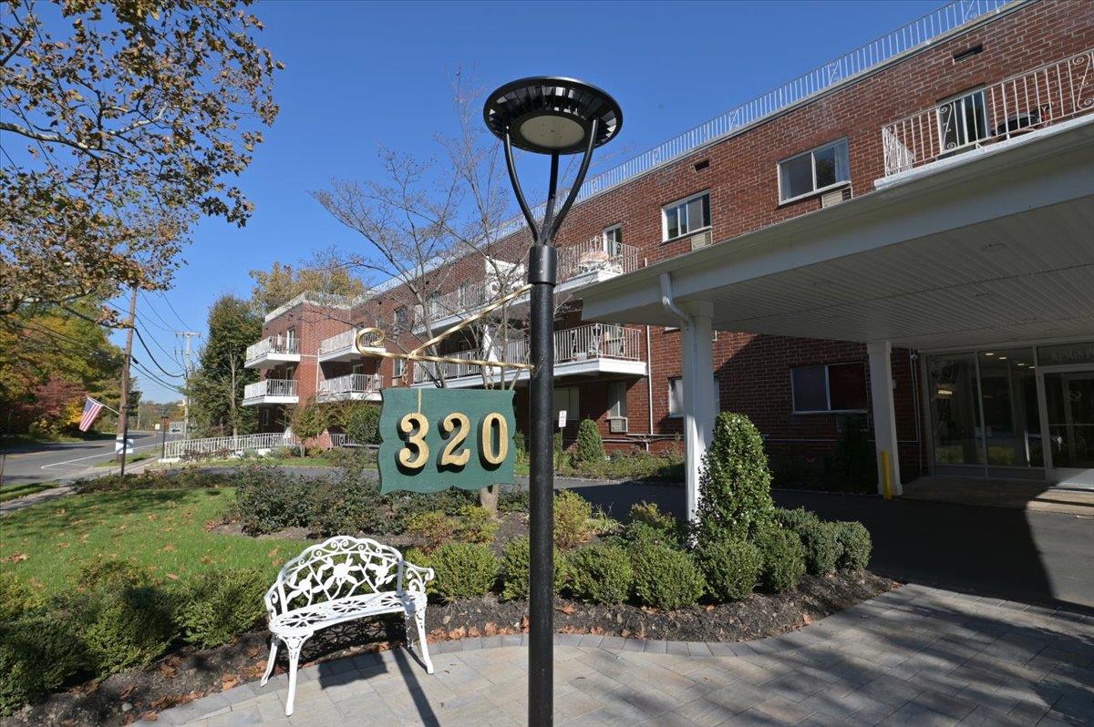 320 E Shore Road #1 C, Great Neck, New York image 2