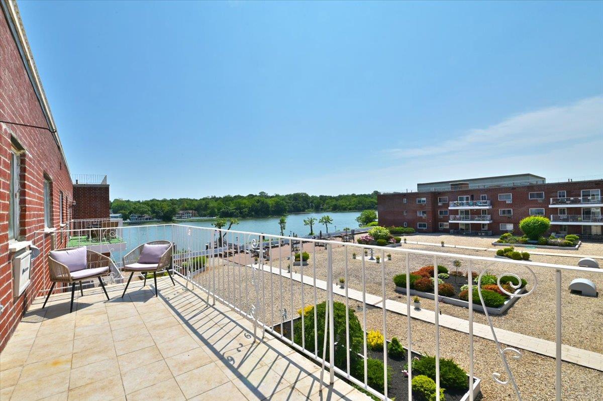 320 E Shore Road #1 C, Great Neck, New York image 12