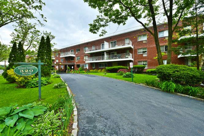 320 E Shore Road #1 C, Great Neck, New York image 3