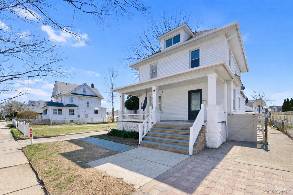 Photo of 116 Oak Avenue, Hempstead, NY 11550 (MLS # 984091)