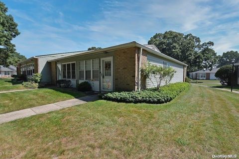 Photo of 419F Weymouth Court #F, Ridge, NY 11961 (MLS # 899638)