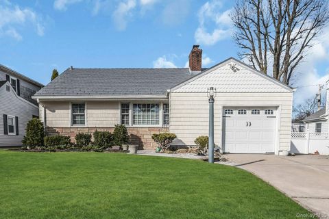 Photo of 5 Sherwood Road, Glen Cove, NY 11542 (MLS # 971667)