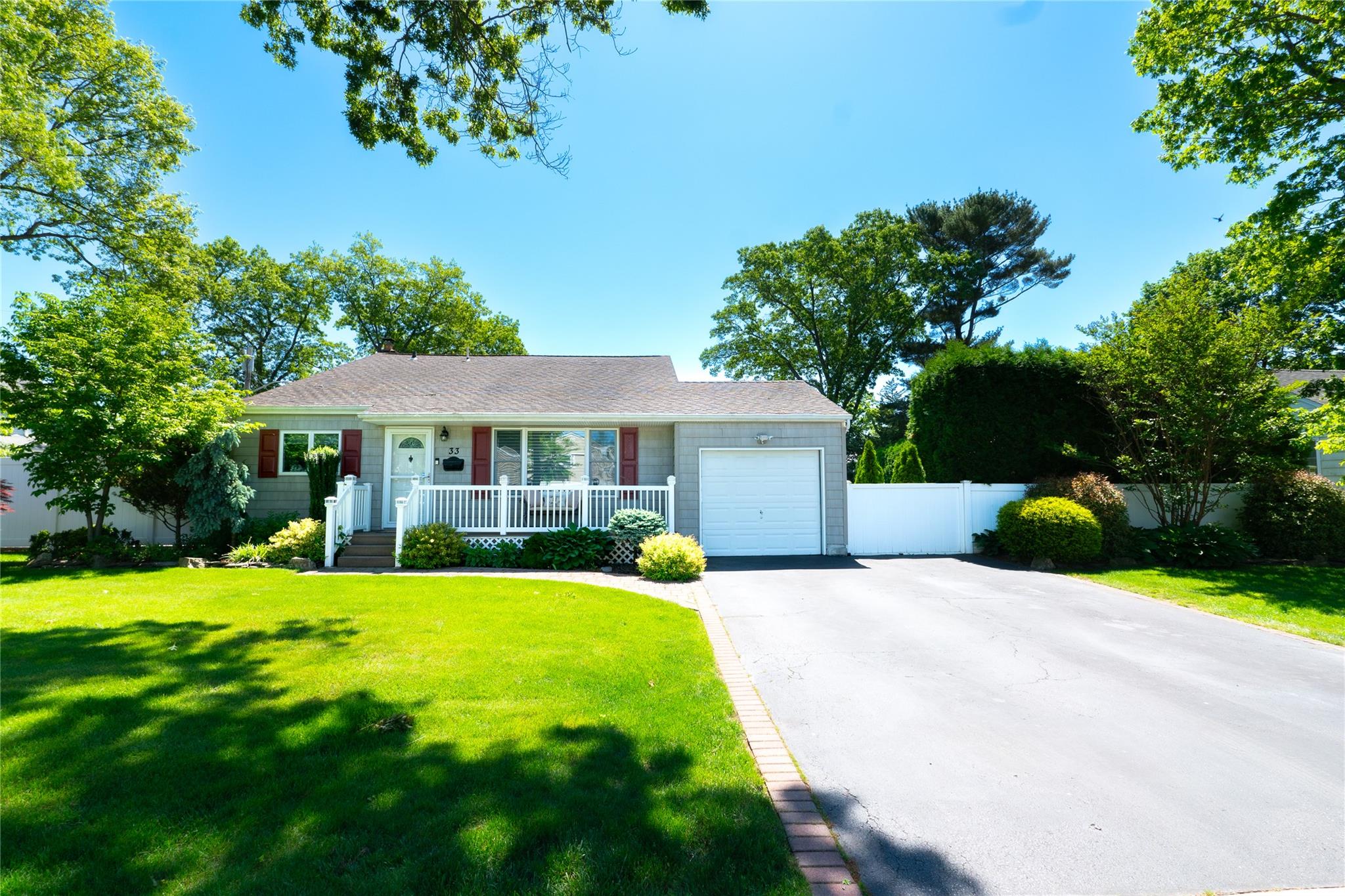 33 Woodland Avenue, Farmingdale, New York image 1