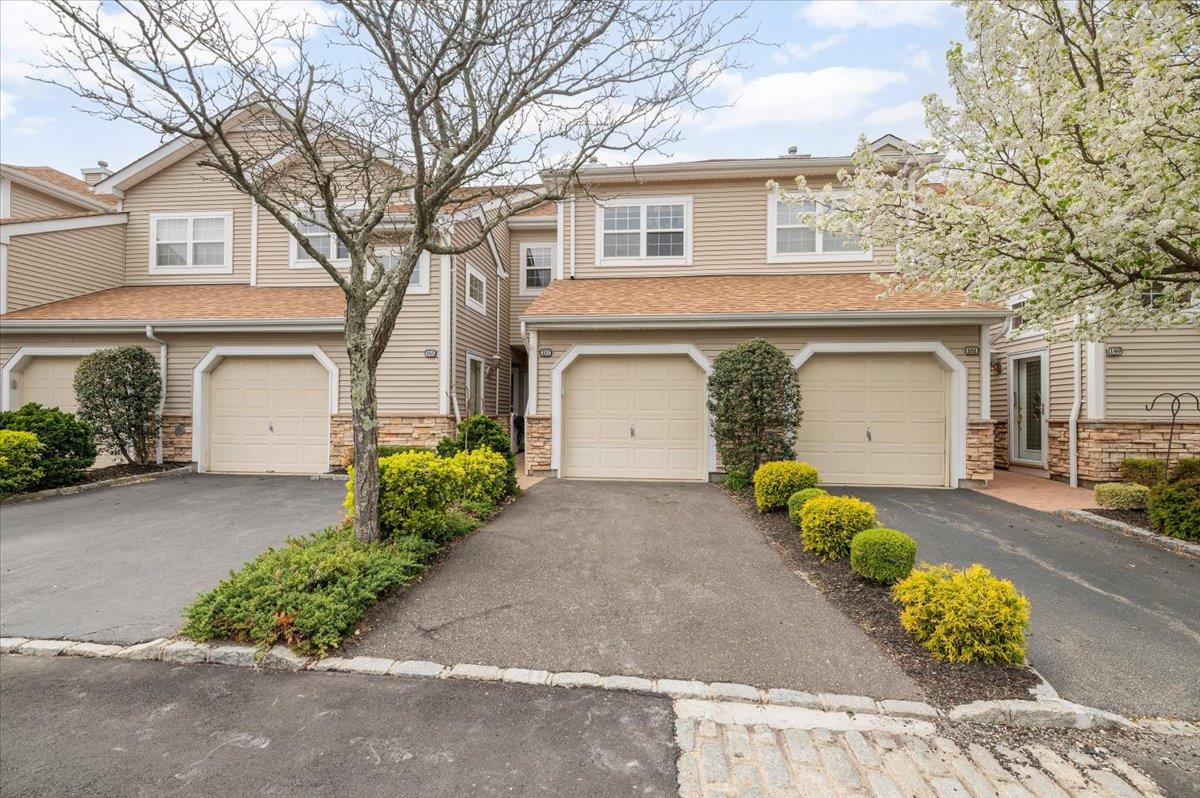 157 Carriage Lane #157, Plainview, New York image 1