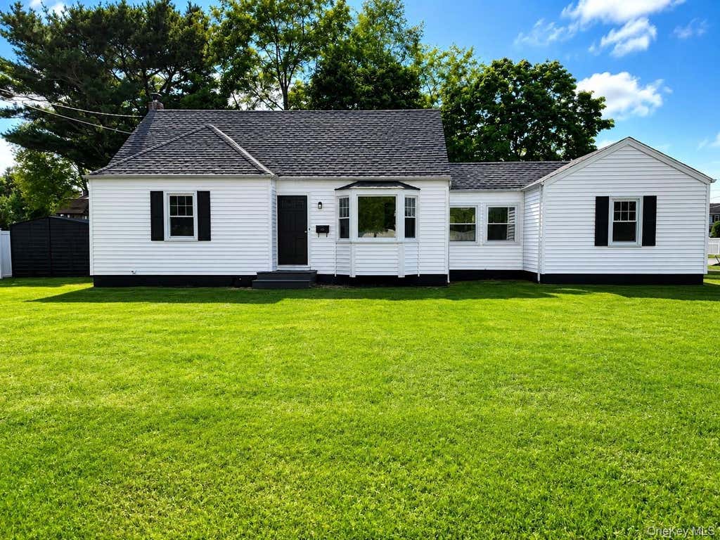 Photo of 392 3rd Avenue, Bayport, NY 11705 (MLS # 1036438)