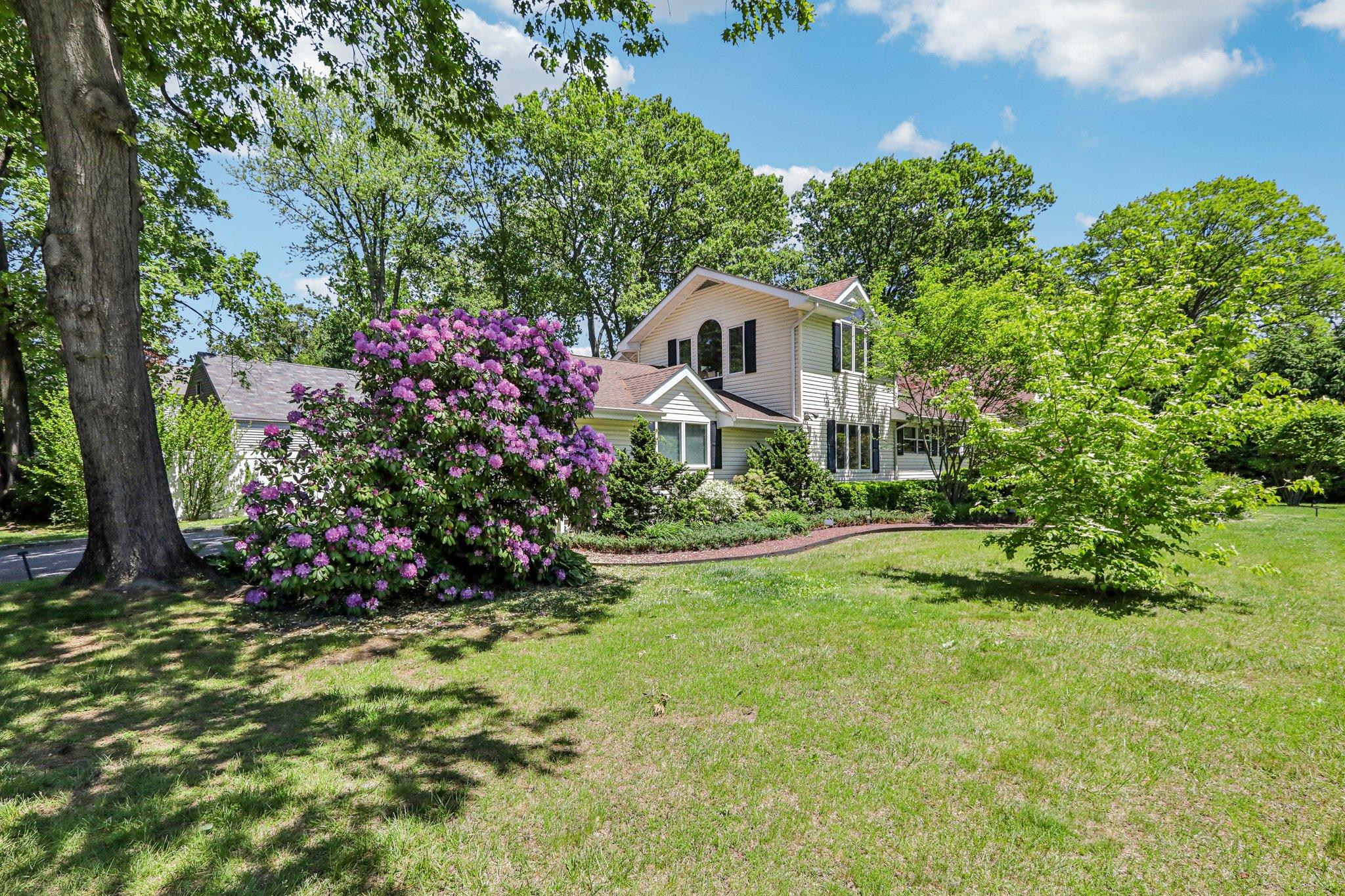 1 Meadowood Path, New Rochelle, New York image 2