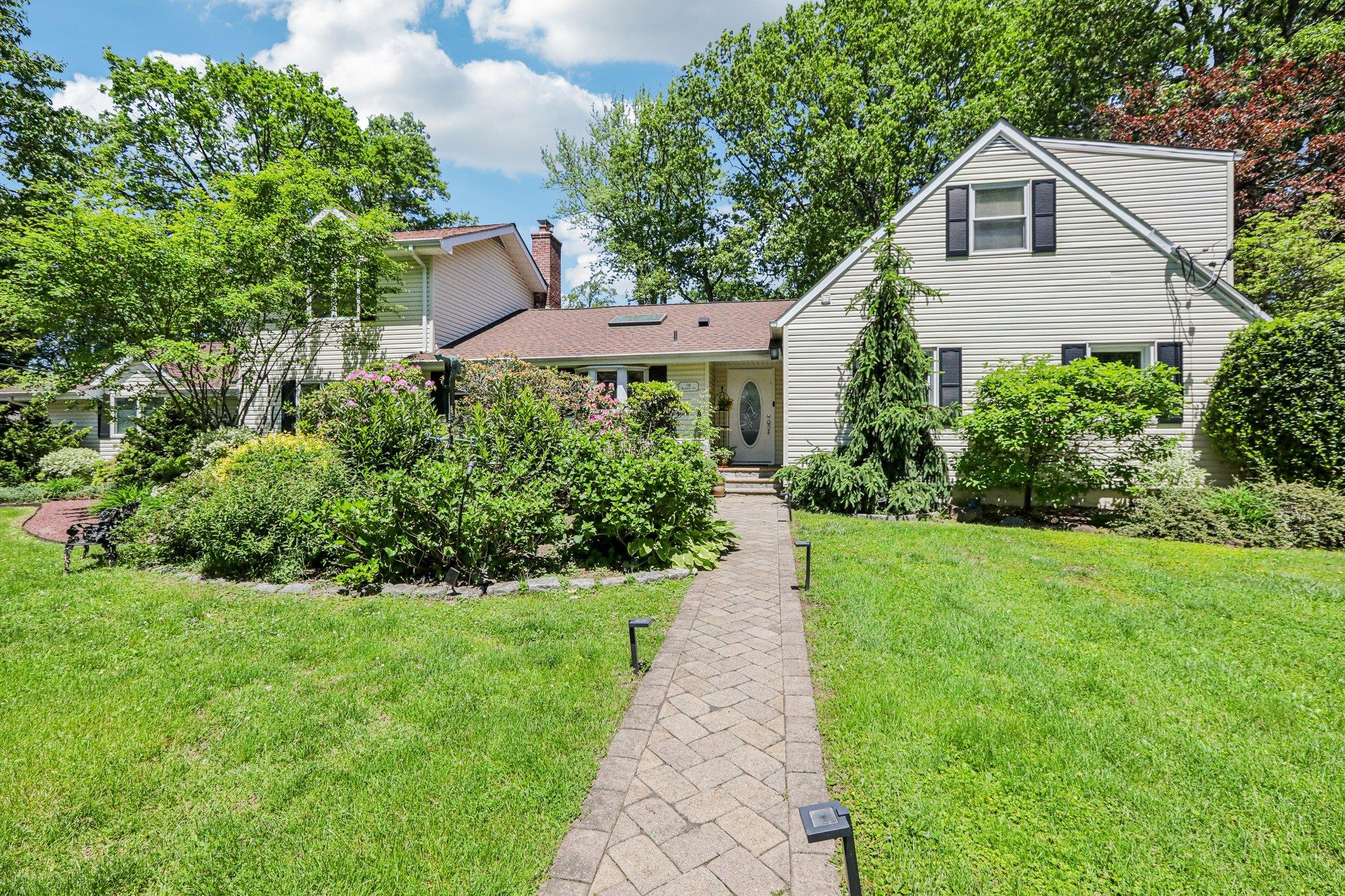 1 Meadowood Path, New Rochelle, New York image 1