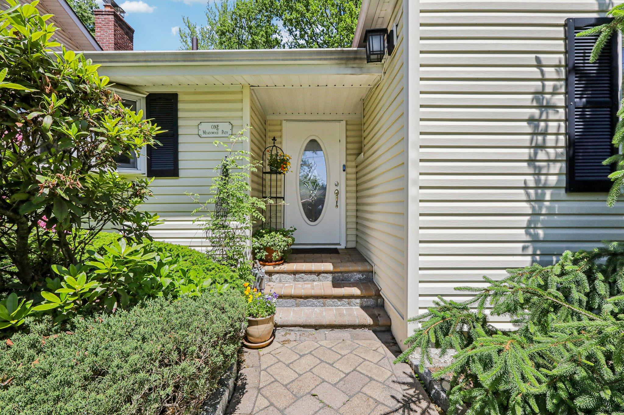 1 Meadowood Path, New Rochelle, New York image 3