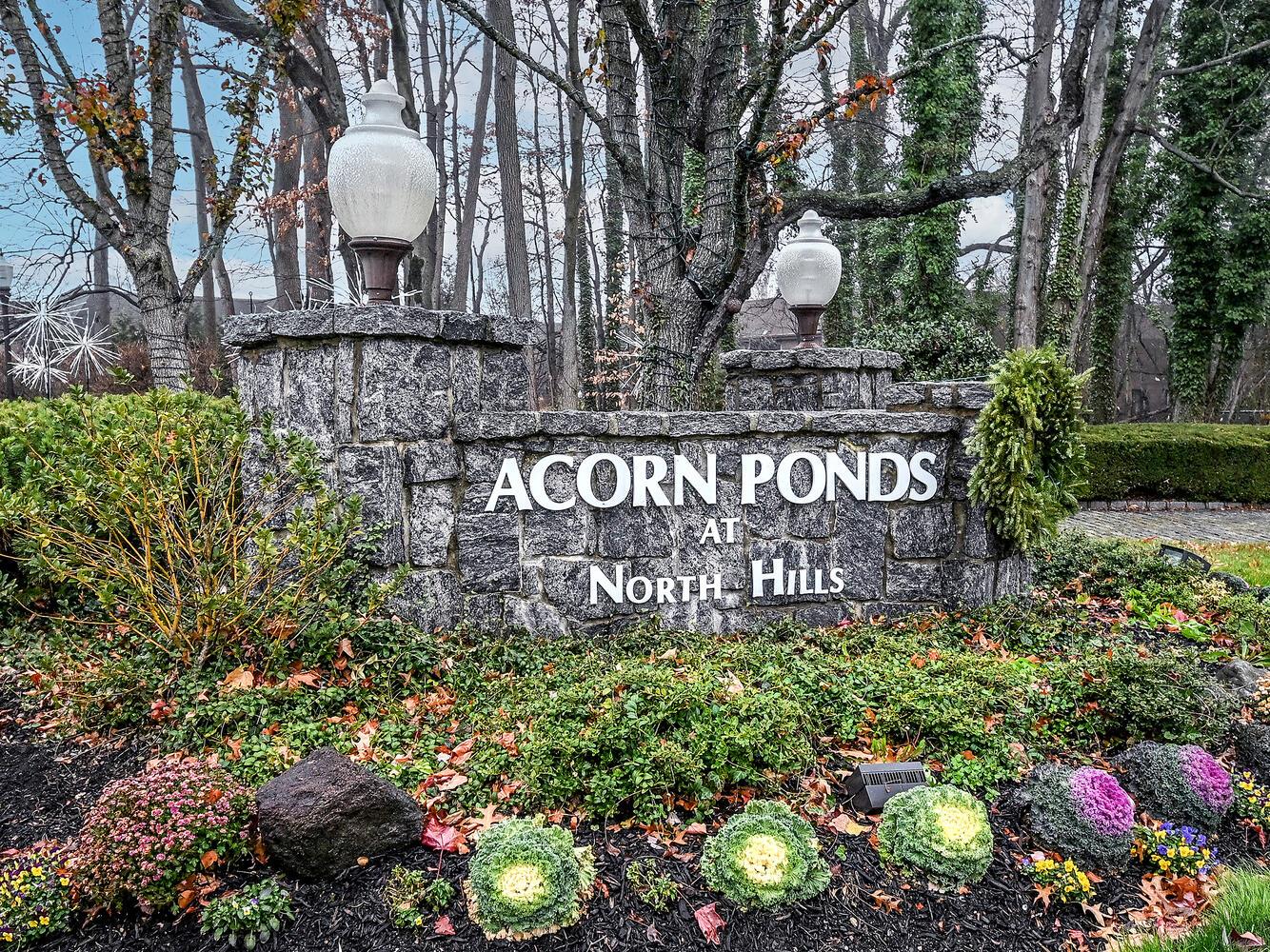 14 Acorn Ponds Drive, Roslyn, New York image 1