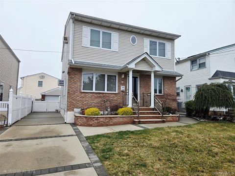 Homes For Sale - 157 Barwick Boulevard<br/> Mineola, NY 11501
