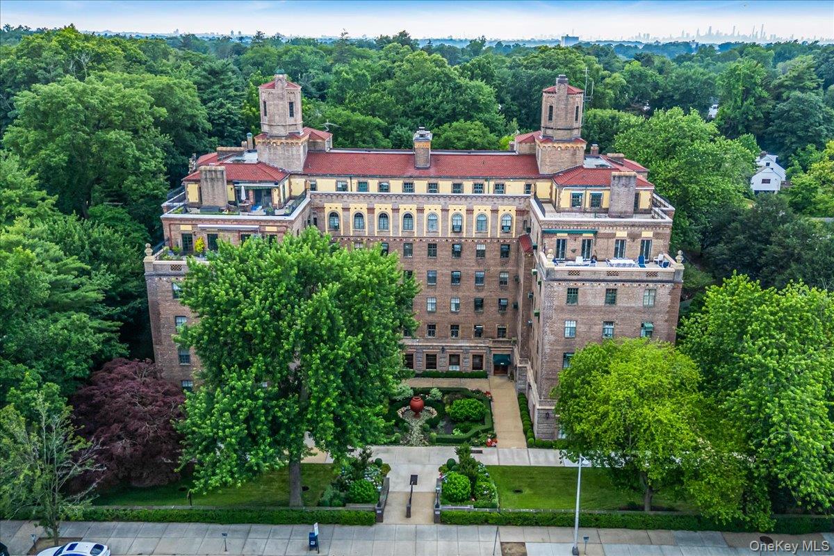 160 Middle Neck Road 5A