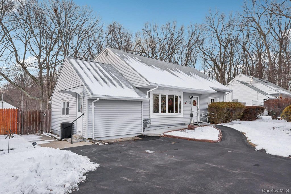 Photo of 375 Laurel Road, Pearl River, NY 10965 (MLS # 951135)