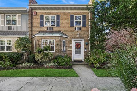 Photo of 10 Glen Hollow Drive #C1, Holtsville, NY 11742 (MLS # 925571) Photo of 10 Glen Hollow Drive #C1, Holtsville, NY 11742 (MLS # 925571)