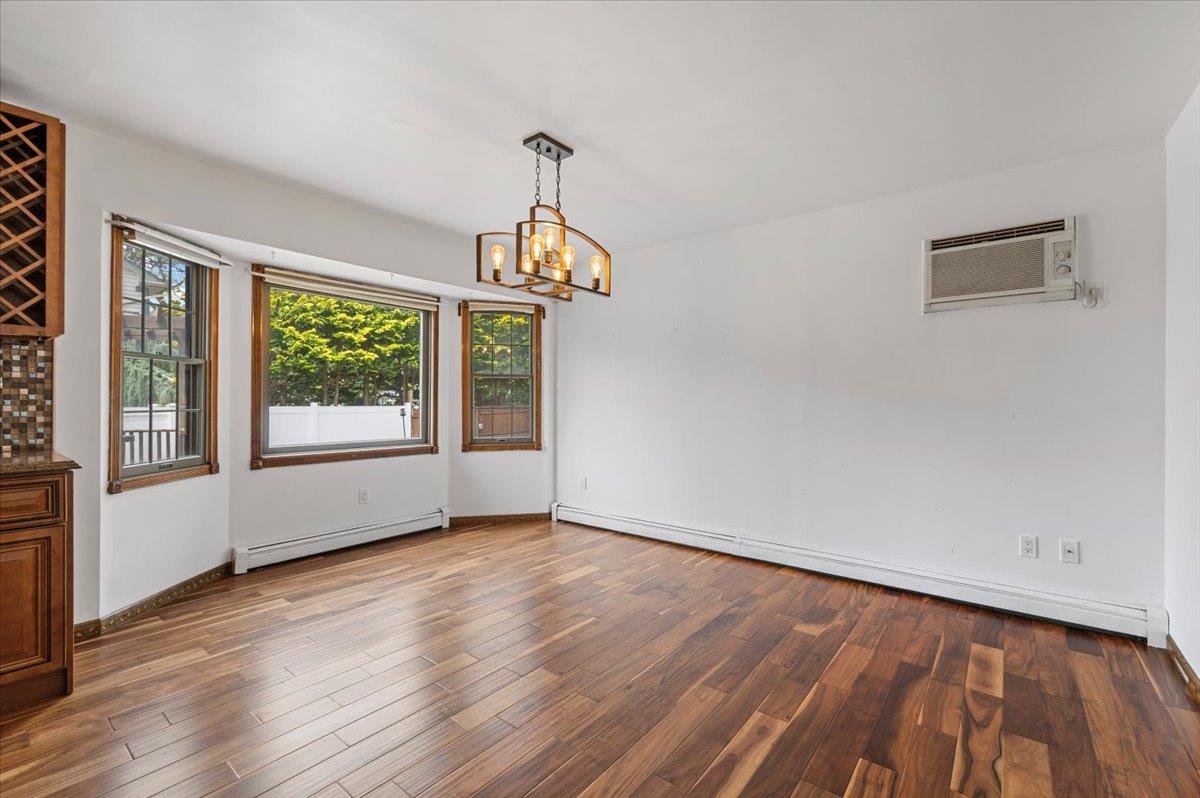 Dix Hills, New York 11746, United States, 3 Bedrooms Bedrooms, ,4 BathroomsBathrooms,Residential,Active,178944