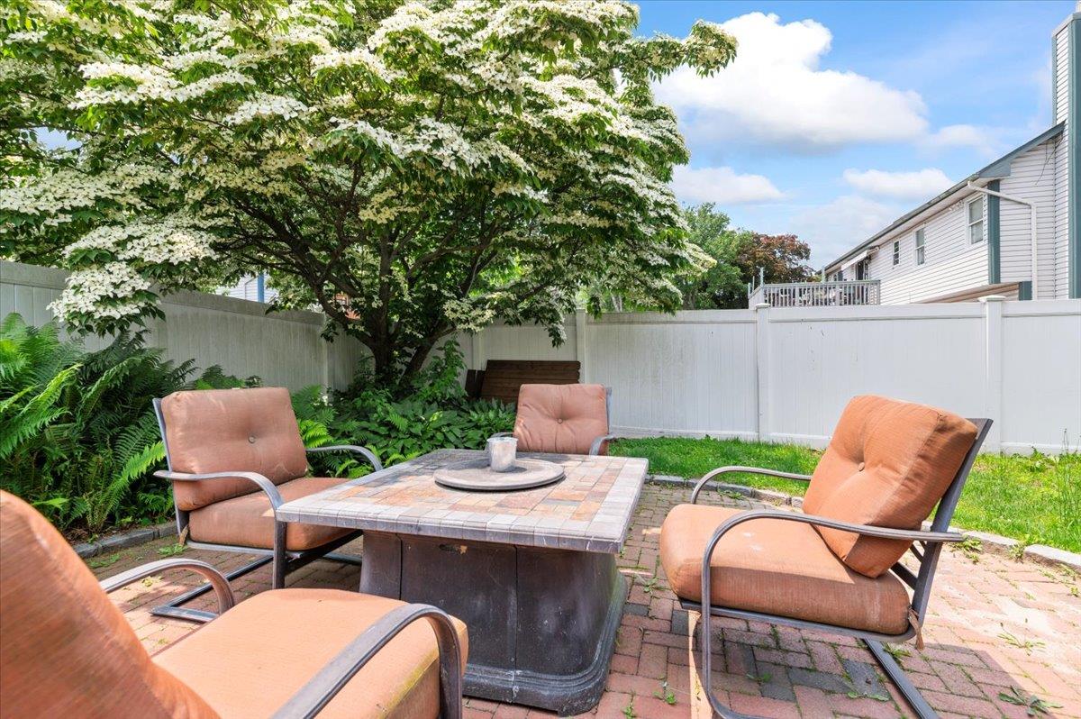 Dix Hills, New York 11746, United States, 3 Bedrooms Bedrooms, ,4 BathroomsBathrooms,Residential,Active,178944