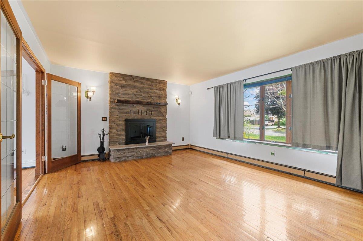 Dix Hills, New York 11746, United States, 3 Bedrooms Bedrooms, ,4 BathroomsBathrooms,Residential,Active,178944