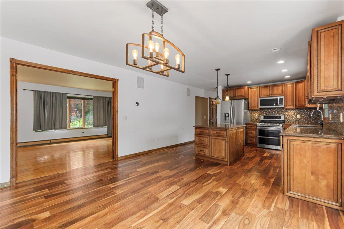 Dix Hills, New York 11746, United States, 3 Bedrooms Bedrooms, ,4 BathroomsBathrooms,Residential,Active,178944