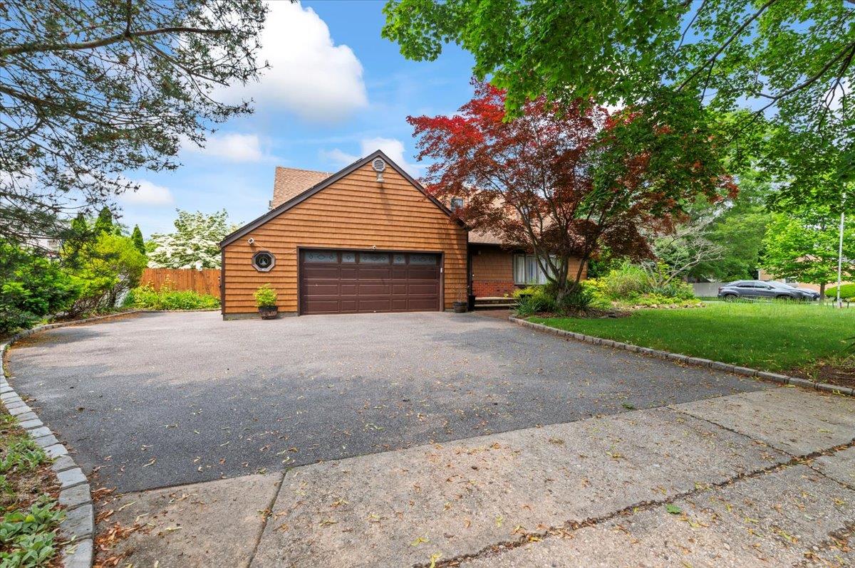 Dix Hills, New York 11746, United States, 3 Bedrooms Bedrooms, ,4 BathroomsBathrooms,Residential,Active,178944