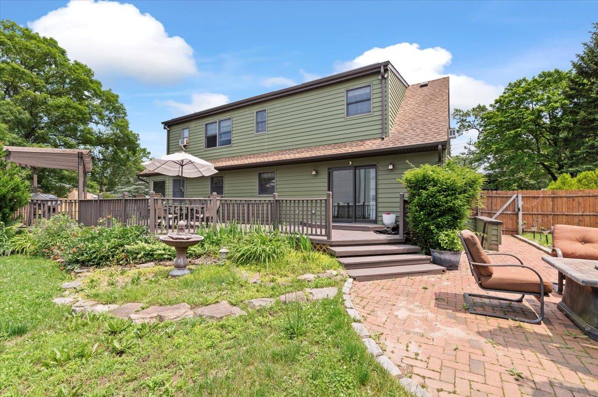 Dix Hills, New York 11746, United States, 3 Bedrooms Bedrooms, ,4 BathroomsBathrooms,Residential,Active,178944