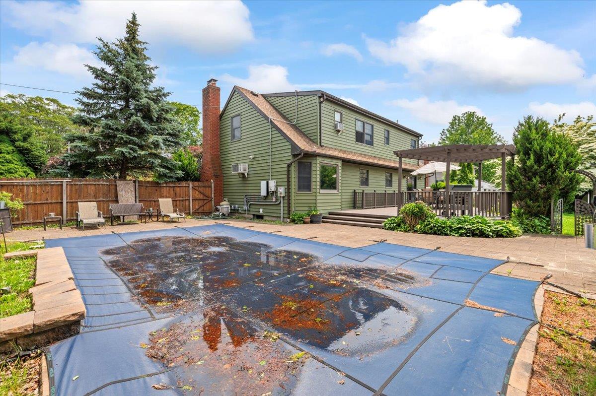 Dix Hills, New York 11746, United States, 3 Bedrooms Bedrooms, ,4 BathroomsBathrooms,Residential,Active,178944