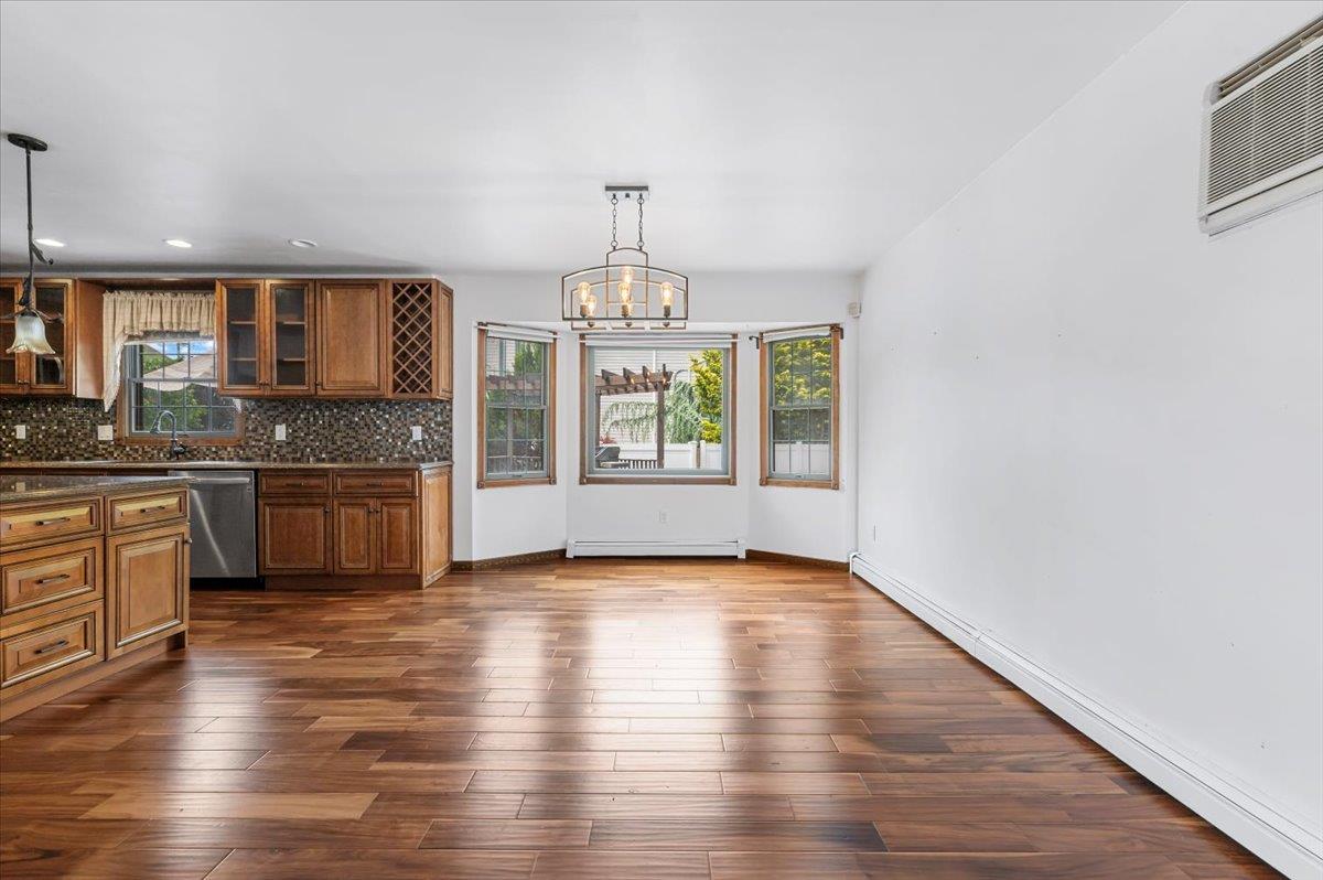 Dix Hills, New York 11746, United States, 3 Bedrooms Bedrooms, ,4 BathroomsBathrooms,Residential,Active,178944