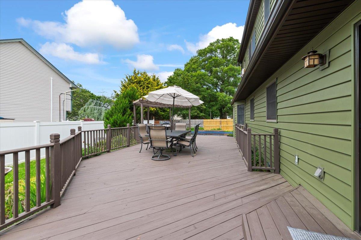 Dix Hills, New York 11746, United States, 3 Bedrooms Bedrooms, ,4 BathroomsBathrooms,Residential,Active,178944