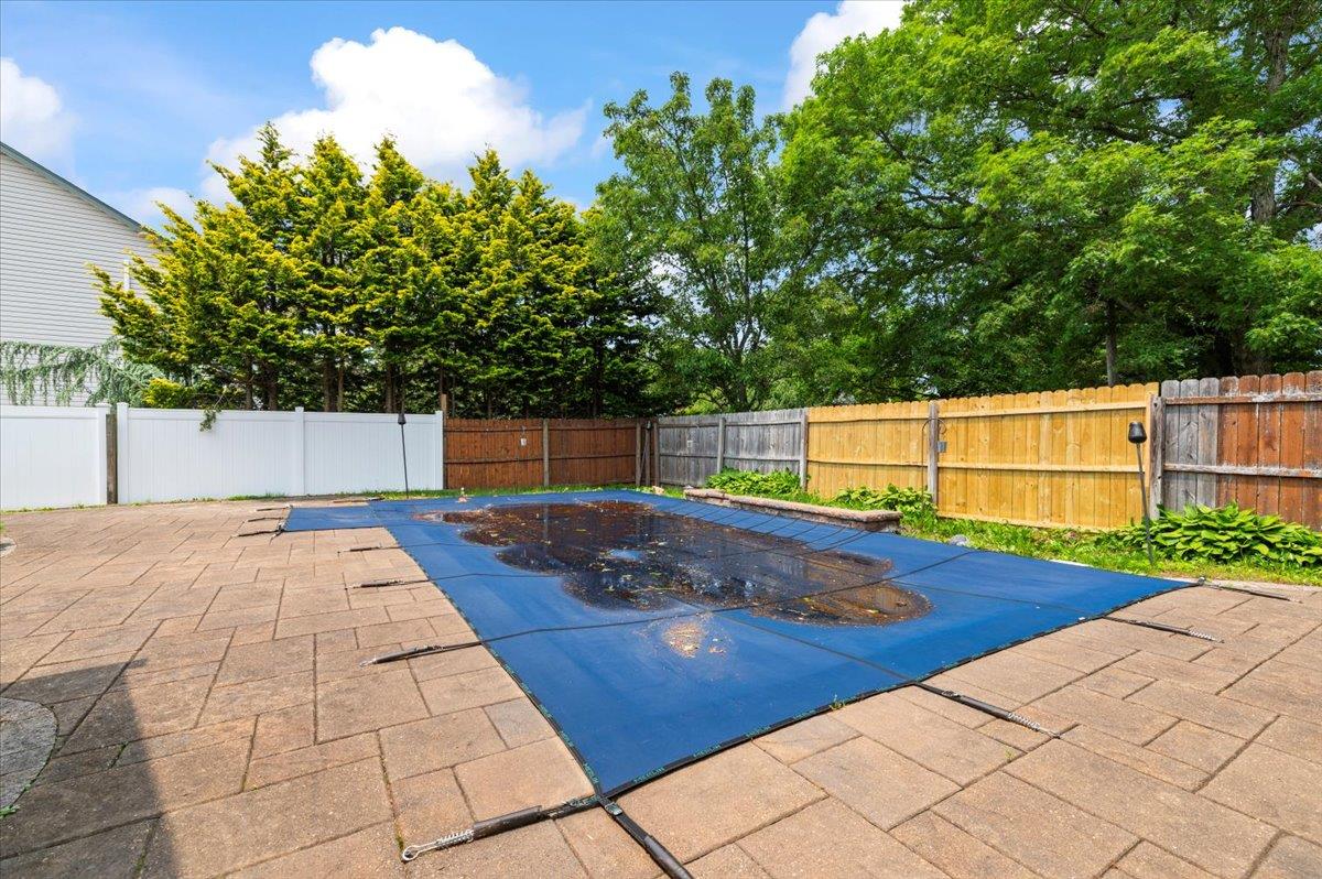 Dix Hills, New York 11746, United States, 3 Bedrooms Bedrooms, ,4 BathroomsBathrooms,Residential,Active,178944