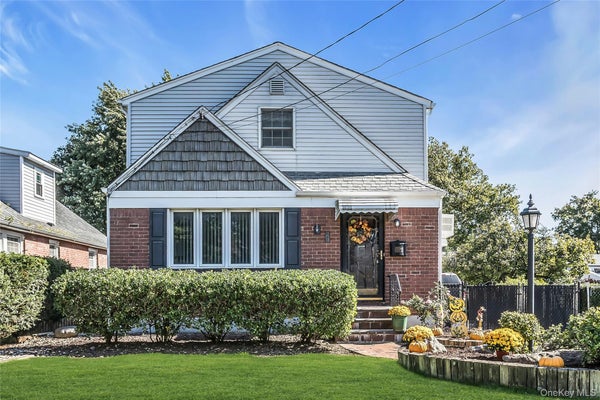 24 FIELDSTON ST, WESTBURY, NY 11590 - Image 7b178b052ee4b8aa7d8e9df8d9c1e194/3775071520