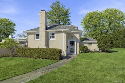 Photo of 4 Dupont Avenue, White Plains, NY 10605 (MLS # 957573)