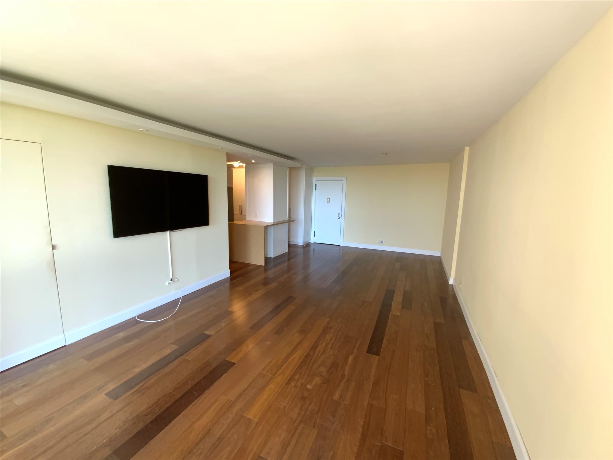 27010 E Grand Central Parkway Parkway #21A, Floral Park, Florida image 3