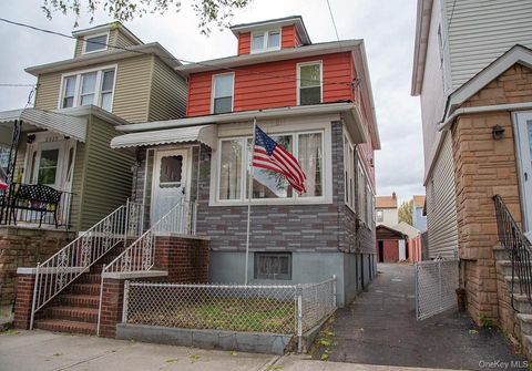 Photo of 2931 Coddington Avenue, Bronx, NY 10461 (MLS # 988178)