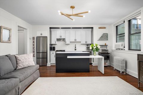 Photo of 412 Munro Avenue #3J, Mamaroneck, NY 10543 (MLS # 963004)