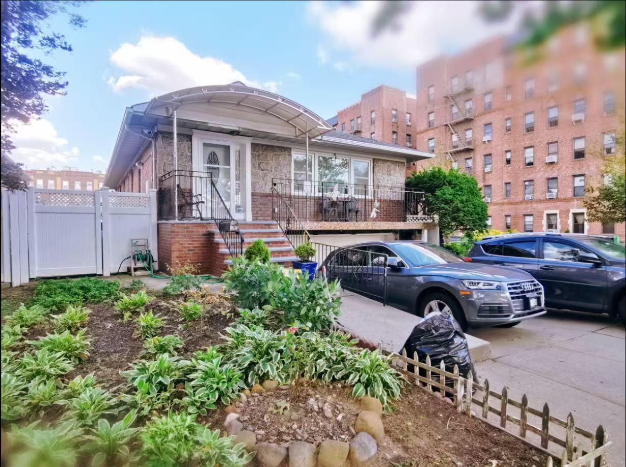 167th Street St, Flushing, Queens, NY - 3 Bedrooms  
3 Bathrooms  
8 Rooms - 